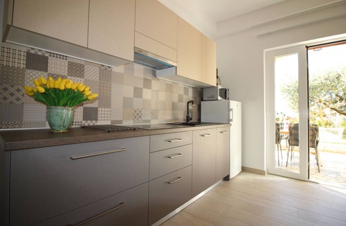 Porec Apartment | 5 persons, near the sea and city center, with barbecue and private parking