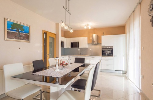 Lisicici House | 6 bedroom accommodation in Lisicic