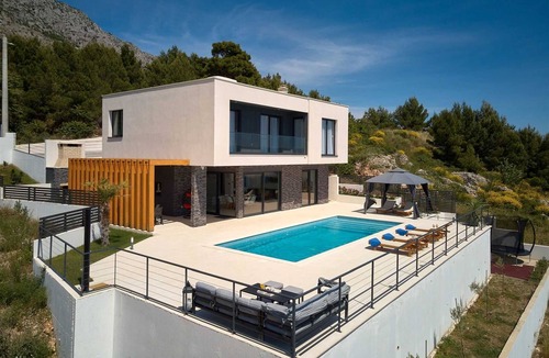 Ruskamen Villa | A modern villa with a pool and an amazing sea view