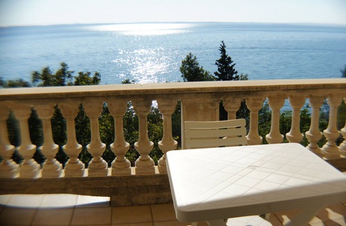 Starigrad House | A P A R T M E N T - 7 7 Private beach & swimming pool