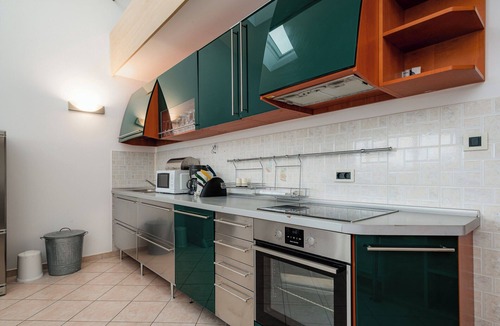 Monterol House | A spacious 3BR apartment near the beach BRANKA