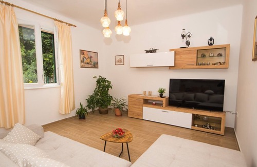 Kastel Luksic Apartment | A1 - spacious apartment just 40m from the beach