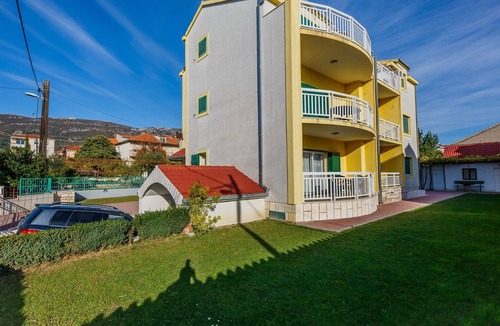 Kastel Luksic Apartment | A4 large 150 m2 apt with 4 bedrooms, big balcony,sea view and outside fireplace