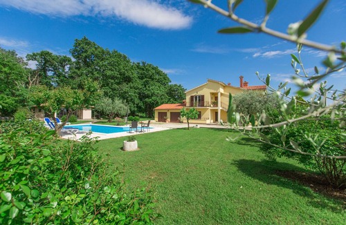 Susnjici Apartment | Adelia for 2 persons, pool, beautiful garden, only 10km from Porec and beaches.