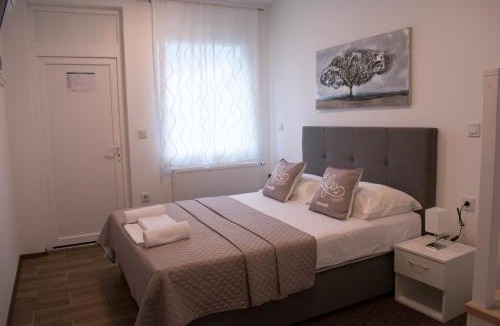 Velika Gorica House | Airport room's Residence Garden