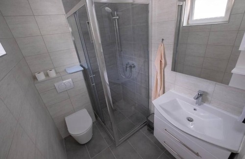 Mali Radic House | Alba House Bihac - Cozy 2-bedroom house in delightful Bihać with AC