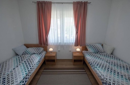 Mali Radic House | Alba House Bihac - Cozy 2-bedroom house in delightful Bihać with AC