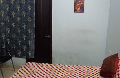 Rishikesh Bed & Breakfast | Aliment House 3bhk aprt,with kitchen& Roof top for yoga and watching mountain.