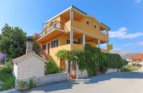 Okrug Donji Apartment | Amazing apartment in Okrug Donji with WiFi