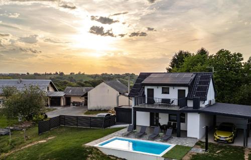 Strigova House | Amazing Home In Banfi