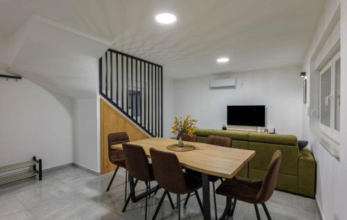 Strigova House | Amazing Home In Banfi
