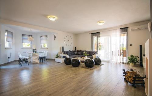 Grubine House | Amazing Home In Grubine