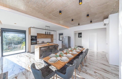 Kastel Luksic House | Amazing home in Kastel Luksic