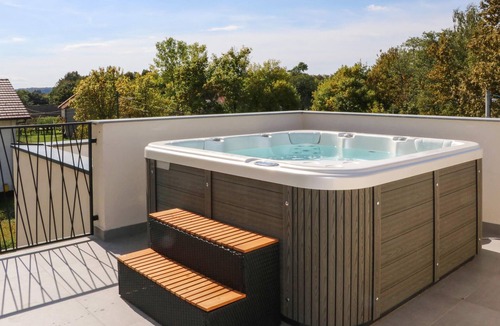 Stupnik House | Amazing home in Kerestinec with WiFi