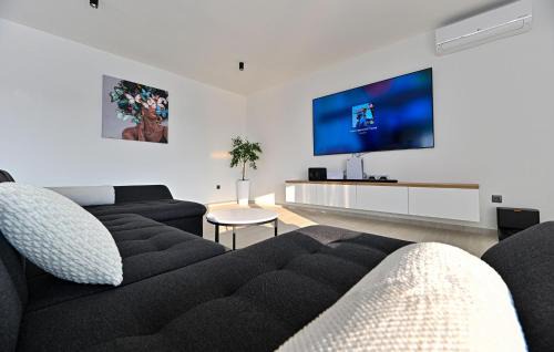 Ljubac House | Amazing Home In Ljubac