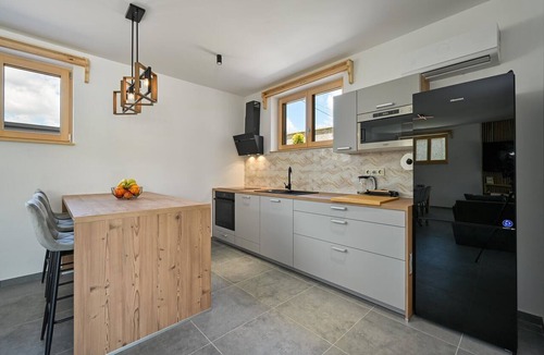 Veliko Trojstvo House | Amazing home in Maglenca with sauna