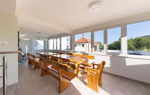 Neoric House | Amazing Home In Muc Gornji