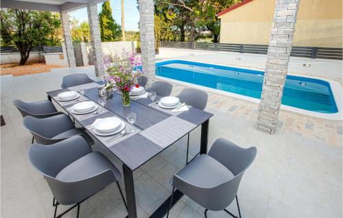 Seline House | Amazing Home In Seline