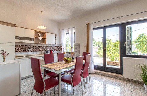 Seline House | Amazing home in Seline with WiFi