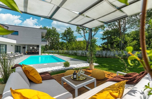 Zminj House | Amazing home in Sivati