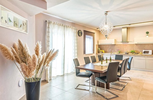 Heki House | Amazing home in Trosti