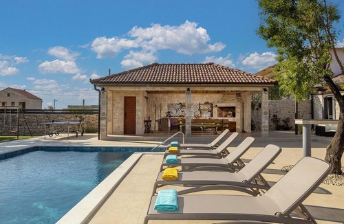 Zemunik Donji House | Amazing home in Zemunik Donji with WiFi