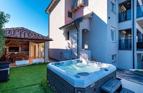 Zadar House | Amazing home in Zadar with 8 Bedrooms, Jacuzzi and Private swimming pool