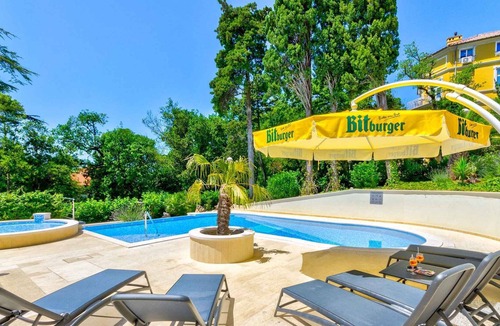 Crikvenica Apartment | Apartement with outdoor pool and breakfast