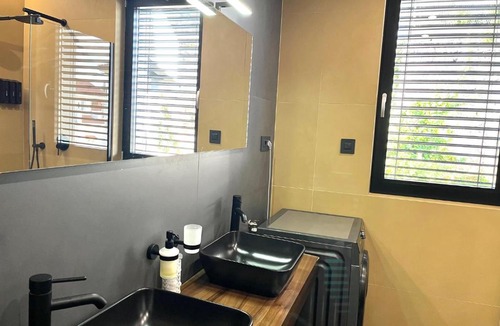 Sarsoni Apartment | Aparthotel Villa V with pool and parking