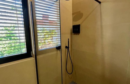 Sarsoni Apartment | Aparthotel Villa V with pool and parking