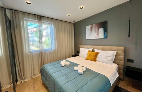 Sarsoni Apartment | Aparthotel Villa V with pool and parking