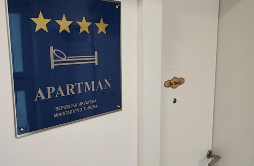 Durdevac Apartment | Apartman Batuda,moderno opremljen apartman u centru Đurđevca, u cijeni WELLNESS, sauna, bazen u obližnjem hotelu, mini zoo, 5G internet, R1 račun, SELF CHECKIN