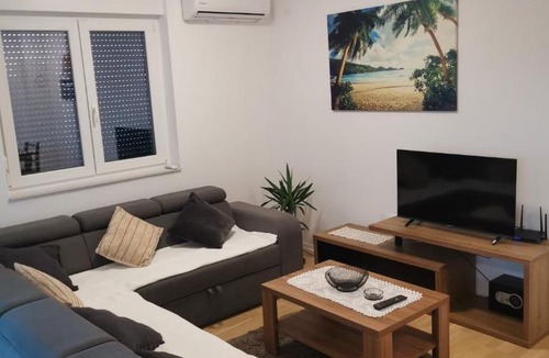 Durdevac Apartment | Apartman Batuda,moderno opremljen apartman u centru Đurđevca, u cijeni WELLNESS, sauna, bazen u obližnjem hotelu, mini zoo, 5G internet, R1 račun, SELF CHECKIN