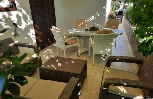 Cove Murtar Apartment | Apartman Helena 2 Prostrani apartman s 2 spavaće sobe,2 kupaonice ,terasa i parking