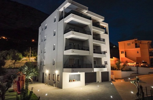 Batinici Apartment | Apartman Ruzmarin by Interhome