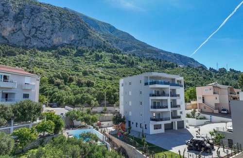 Batinici Apartment | Apartman Ruzmarin by Interhome
