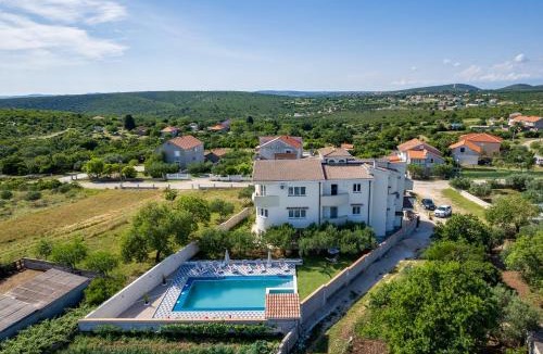 Donje Rastane Apartment | Apartman Strmota s bazenom i jakuzijem