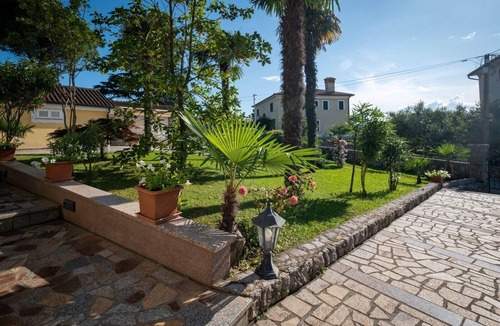 Milcetici Apartment | Apartment Šerbečić 2 with pool for 4 persons in Malinska