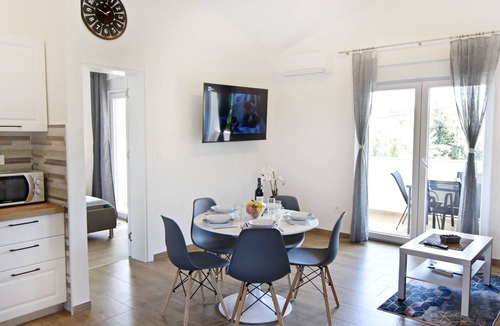 Cepljani Apartment | Apartment 2 in einer neuen Villa mit Pool in ruhiger Lage by Interhome