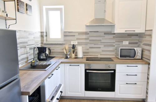 Cepljani Apartment | Apartment 2 in einer neuen Villa mit Pool in ruhiger Lage by Interhome