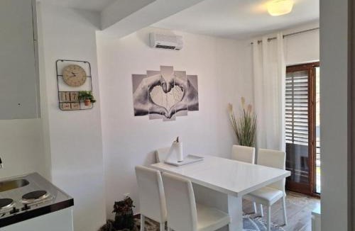 Vrlika Apartment | Apartment and Room Mare Vrlika - Two Bedroom Apartment with Balcony