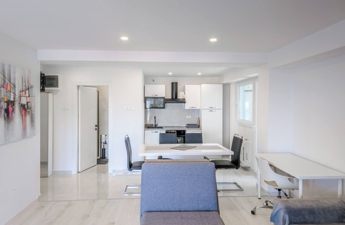 Rijeka Apartment | Apartment Andrada - One-Bedroom Apartment with Balcony and Sea View