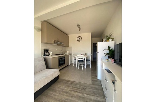 Bristane Apartment | Apartment Ante - One Bedroom Apartment with Terrace and Garden View