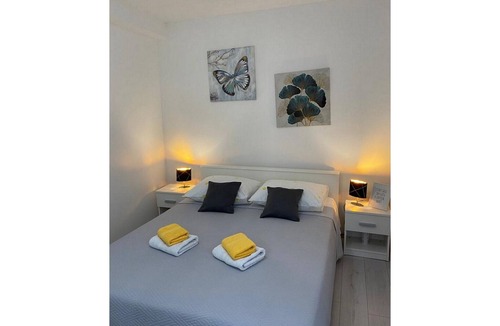 Bristane Apartment | Apartment Ante - One Bedroom Apartment with Terrace and Garden View