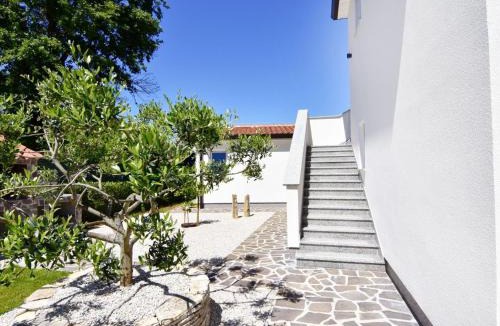 Cepljani Apartment | Apartment Apartment 2 in einer neuen Villa mit Pool in ruhiger Lage by Interhome