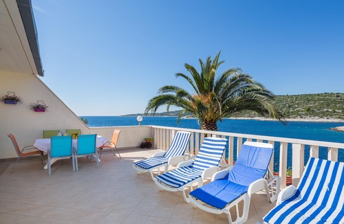 Dvornica Apartment | Apartment Bose 6+0 with big balcony and sea view only 5 meters from beach