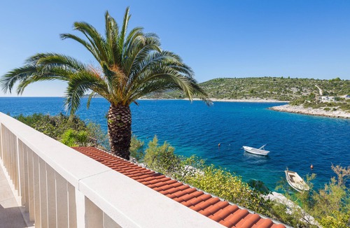 Dvornica Apartment | Apartment Bose 6+0 with big balcony and sea view only 5 meters from beach