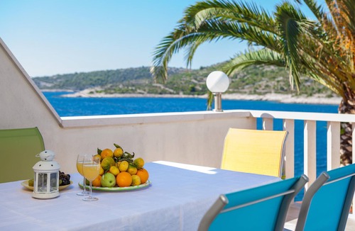 Dvornica Apartment | Apartment Bose 6+0 with big balcony and sea view only 5 meters from beach