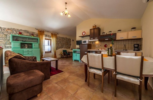 Tar Apartment | Apartment Fiorela II in Villa Valtrazza with Shared Pool