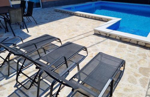 Srinjine Apartment | Apartment Gajo with swimming pool near Split